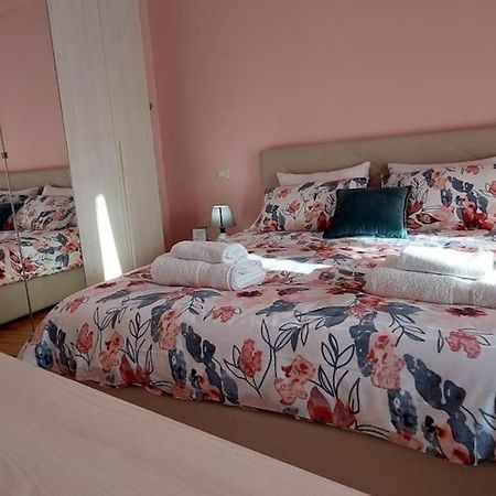Cozy Sunlit Apartment With Scenic Balcony View 티라나 외부 사진