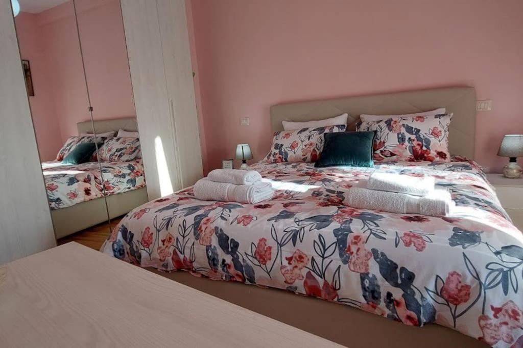 Cozy Sunlit Apartment With Scenic Balcony View 티라나 외부 사진