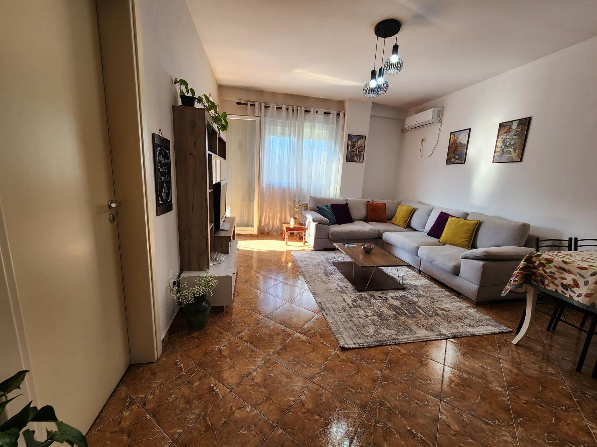 Cozy Sunlit Apartment With Scenic Balcony View 티라나 외부 사진